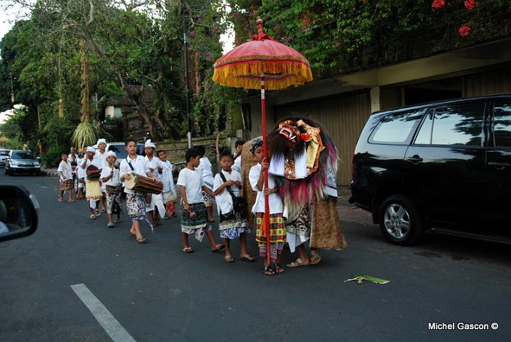 MGA93112.JPG - April is a month full of religious activities. During the Galungan holidays, the children parade the Barong, a good Darma who protect people against the evil Darma. Spectators are supposed to give a few rupiahs to